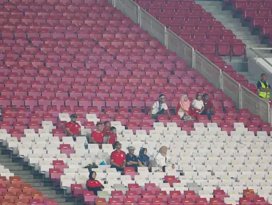 Pertandingan antara Timnas Indonesia U-23 melawan Timnas Brunei Darussalam di Stadion Utama Gelora Bung Karno, Jakarta, Selasa (15/7/2025) tampak tidak menarik perhatian suporter Tim Garuda. (Bola.com/M Iqbal Ichsan)