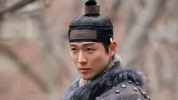 Namgoong Min yang membintangi drama sejarah untuk pertama kalinya dalam 10 tahun, berperan sebagai Lee Jang Hyun pria maskulin, cerdas, dan misterius yang hanya memperhatikan satu wanita. (Foto: MBC via Soompi)