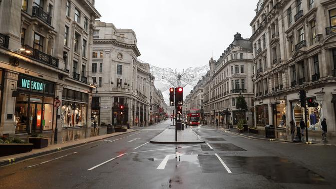 Suasana toko-toko yang tutup di Regent Street, London, Inggris, 21 Desember 2020. Pada Minggu (20/12), Menteri Kesehatan Inggris Matt Hancock memperingatkan bahwa galur baru COVID-19 
