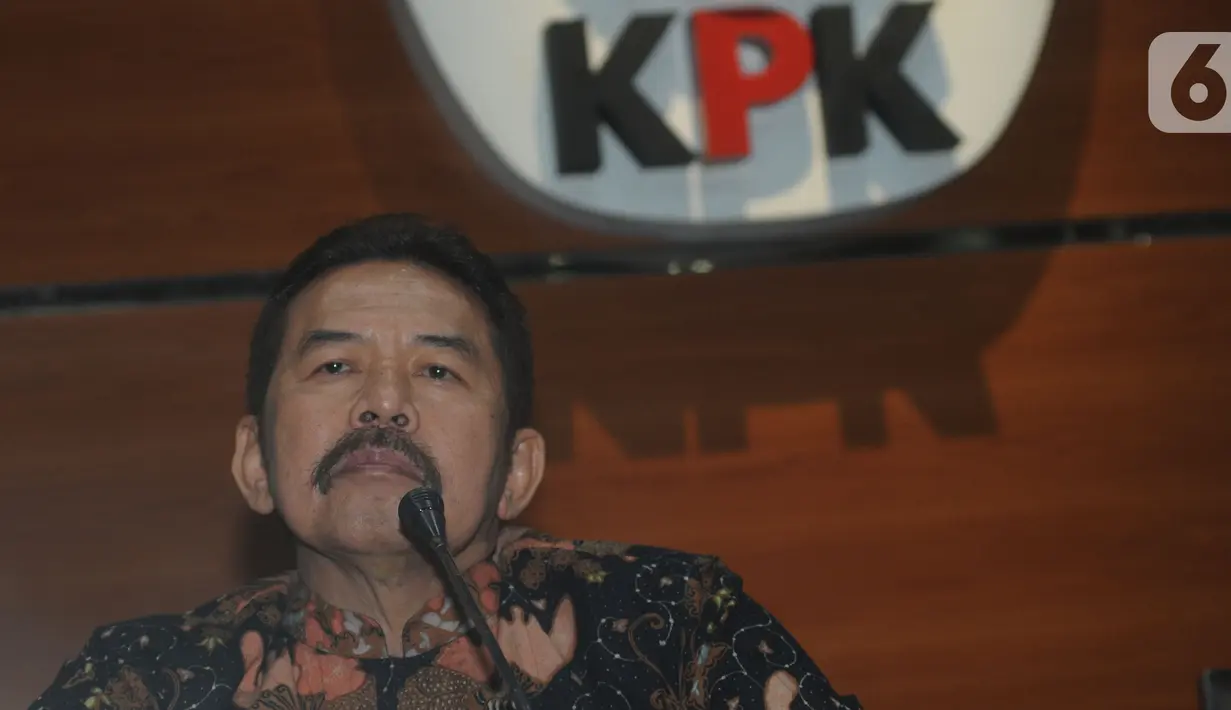 Jaksa Agung ST Burhanudin menyampaikan keterangan kepada wartawan usai melakukan pertemuan dengan pimpinan KPK di Gedung KPK, Jakarta, Jumat (8/11/2019). Pertemuan membahas sinergi dalam penanganan pemberantasan tindak korupsi antara KPK dan Kejaksaan Agung. (merdeka.com/Dwi Narwoko)
