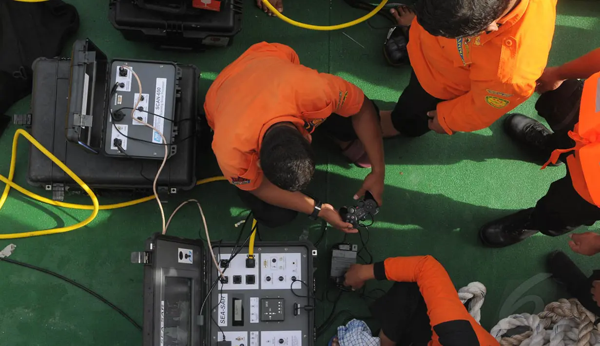Tim Penyelam Basarnas melakukan persiapan pencarian korban pesawat AirAsia QZ8501 di perairan selat Karimata Kalimantan Tengah, Jumat (2/1). Tim Basarnas mengecek alat deteksi bawah laut atau Remote Operating Vehicle (ROV). (Liputan6.com/Herman Zakharia)