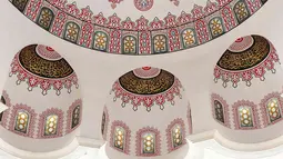 Terdapat kubah megah berukuran sangat besar yang menjadi titik tengah di masjid ini dengan kaligrafi tulisan Arab. (Liputan6.com/Herman Zakharia)