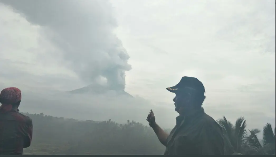 Batu Super Panas Terlontar dari Kawah Gunung Agung Hingga 4 Km (Foto: twitter: @Sutopo_BNPB)