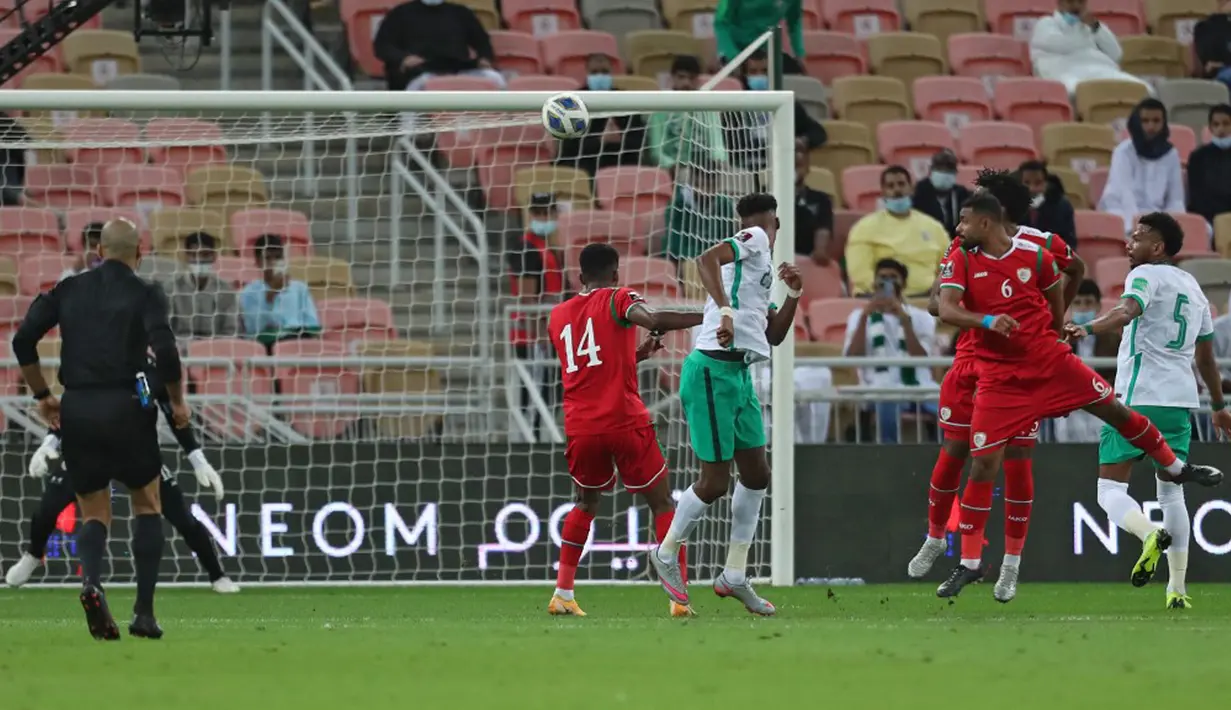 Para pemain menyaksikan bola mengarah ke gawang saat Arab Saudi melawan Oman pada pertandingan sepak bola Kualifikasi Piala Dunia 2022 di Stadion King Abdullah Sport City, Jeddah, Arab Saudi, 27 Januari 2022. Arab Saudi menang 1-0. (AFP)