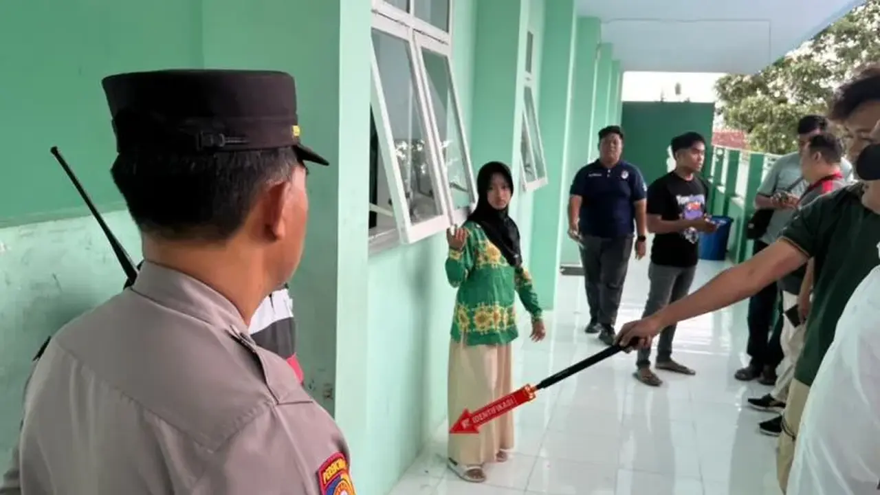 Polisi lakukan olah TKP siswa korban peluru nyasar di MTsN 1 Lumajang.