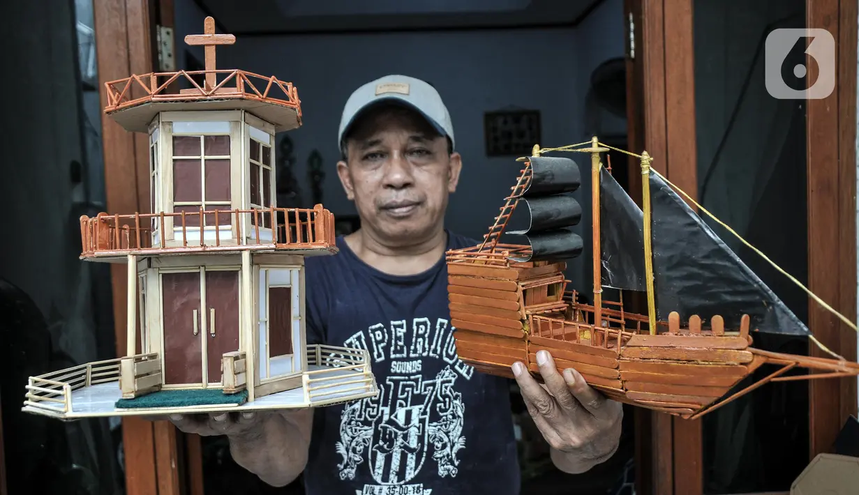 Sejumlah miniatur kapal layar dan rumah ibadah yang telah selesai dibuat di kediamannya di kawasan Kalipasir Dalam, Cikini, Jakarta Pusat, Senin (5/9/2022). Kerajinan miniatur yang dibuat biasanya seperti kapal layar, rumah, dan rumah ibadah. (merdeka.com/Iqbal S Nugroho)