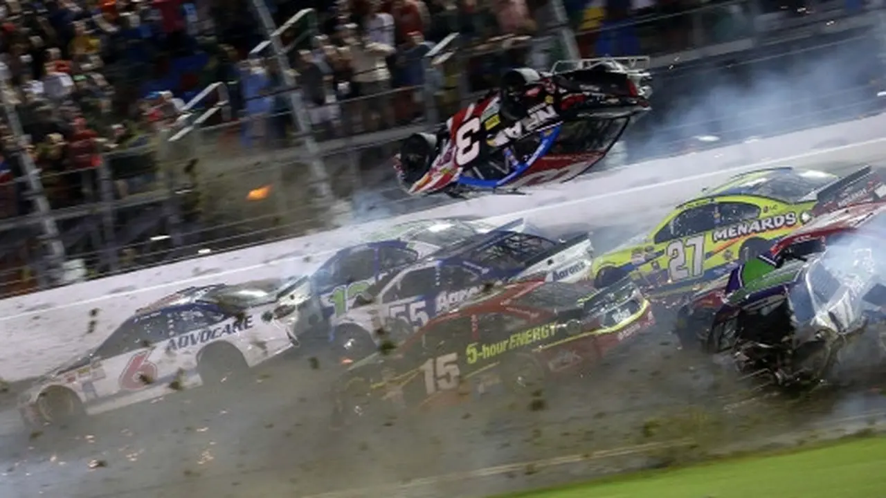 Tragis, kecelakaan balap NASCAR bikin mobil hancur berkeping-keping