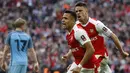 Pemain Arsenal, Alexis Sanchez merayakan golnya ke gawang Manchester City pada semifinal Piala FA di  Wembley stadium, London, Minggu (23/4/2017). Arsenal menang 2-1.  (AP/Kirsty Wigglesworth)