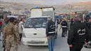 Pengungsi Suriah bersiap untuk meninggalkan Lebanon menuju wilayah Suriah melalui penyeberangan Wadi Hamid di Arsal (26/10/2022). Gelombang pertama pengungsi Suriah meninggalkan Lebanon hari ini menuju negara asal mereka, kata seorang fotografer AFP, langkah pertama dalam rencana pemulangan baru dikecam oleh kelompok hak asasi. (AFP Photo)