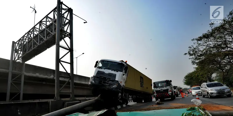 Sopir Ngantuk, Truk Kontainer Tabrak Pembatas Jalan Tol Tanjung Priok