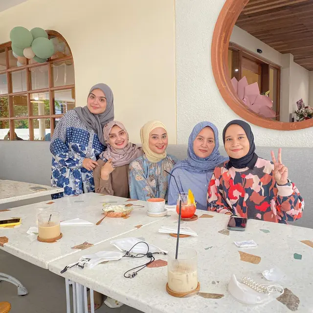 6 Potret Rekan Artis Kunjungi Kafe Baru Vebby Palwinta, Jadi Tempat Kumpul