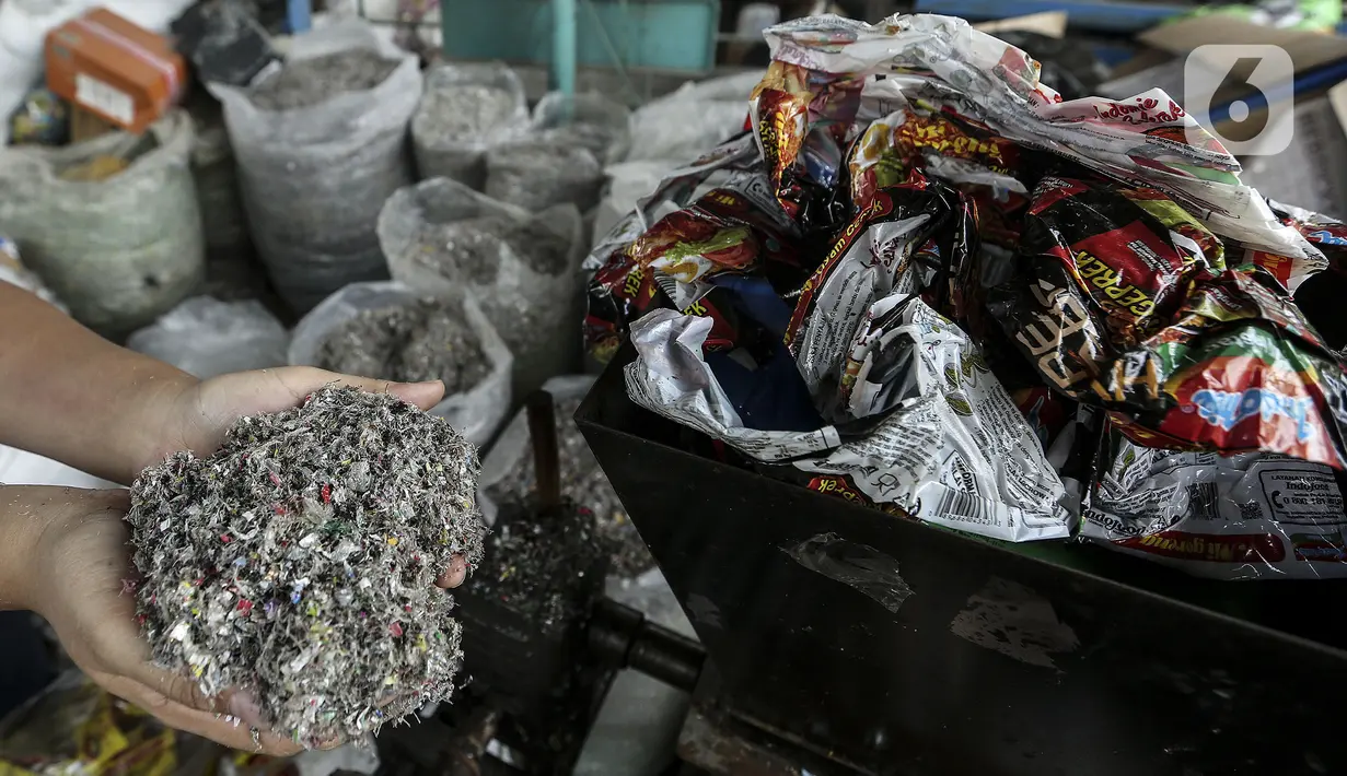 Pekerja menunjukkan cacahan sampah plastik sebagai bahan pembuatan paving block di Rebricks, Pondok Pinang, Jakarta, Kamis (29/10/2020). Rebricks menyasar sampah plastik sebagai salah satu material utama pembuatan paving block dengan harga jual Rp 95.000 per meter persegi. (Liputan6.com/Johan Tallo)