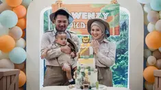 Pada 12 Desember 2022 lalu, anak pertama Kesha Ratuliu, Qwenzy Kalandra Putra Permana genap berusia 1 tahun. Sahabat Marsha Aruan ini gelar acara ulang tahun anaknya dengan tema kebun binatang. Pakai baju ala penjaga kebun binatang, keluarga kecil Kesha dan Adhi Permana ini tampil kompak. Kue ulang tahun Baby Qwenzy yang dihiasi dengan beberapa jenis hewan pun tampak lucu. (Liputan6.com/IG/@kesharatuliu05)