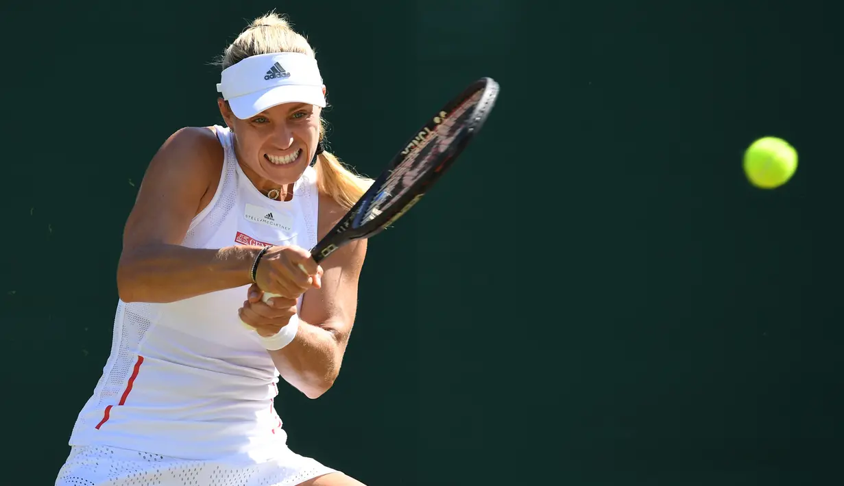 Petenis Jerman, Angelique Kerber mengembalikan bola ke arah petenis AS, Lauren Davis pada babak kedua Wimbledon di All England Lawn Tennis Club, Kamis (4/7/2019). Langkah juara bertahan Wimbledon, Angelique Kerber, terhenti setelah kalah dari petenis non-unggulan  2-6, 6-2, 6-1. (Ben STANSALL/AFP)