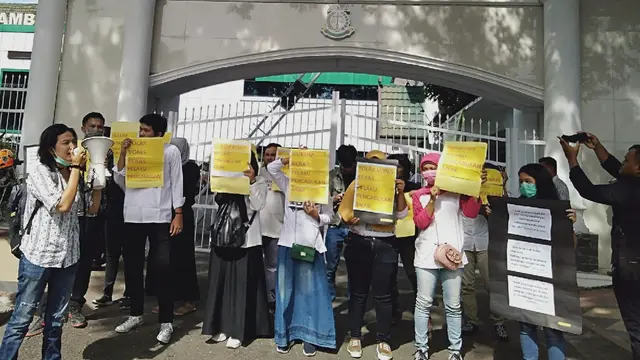 Unjuk Rasa Save our Sister