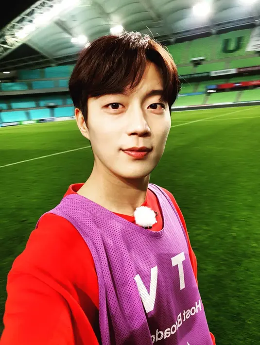 Yoon Doo Joon merupakan salah satu selebriti Korea Selatan yang suka bermain sepak bola. Meskipun sibuk, ia tetap menyempatkan diri untuk bermain sepak bola. (Foto: instagram.com/beeeestdjdjdj)