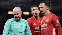 Striker Manchester United Zlatan Ibrahimovic (kanan) melancarkan protes karena golnya dianulir wasit Lee Mason pada laga melawan Middlesbrough di Old Trafford, Manchester, Sabtu (31/12/2016). (AFP/Oli Scarff)