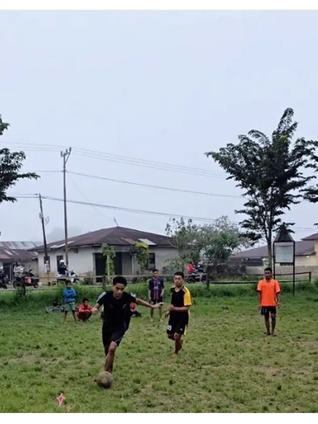 8 Potret Kegiatan Betrand Peto di Kampung Halaman NTT, Mancing hingga Main Bola