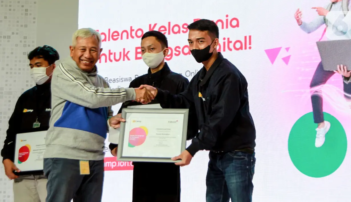 Director & Chief Regulatory Officer Indosat Ooredoo Hutchison M. Buldansyah memberi penghargaan kepada sepuluh lulusan terbaik peserta IDCamp 2022 di Jakarta (27/05/2022). Pada tahun 2021 program ini telah berhasil mencatatkan 46.025 peserta beasiswa coding online, dengan menghasilkan lebih dari 110 ribu total penerima manfaat sejak didirikan pada tahun 2019. (Liputan6.com/HO/Rizki)
