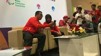 Miftahul Jannah (tengah) saat bicara kepada media didampingi Menpora Imam Nahrawi (kiri) di Main Press Center Asian Para Games, Jakarta, Selasa (9/10). (Liputan6.com/Ahmad Fawwaz Usman)