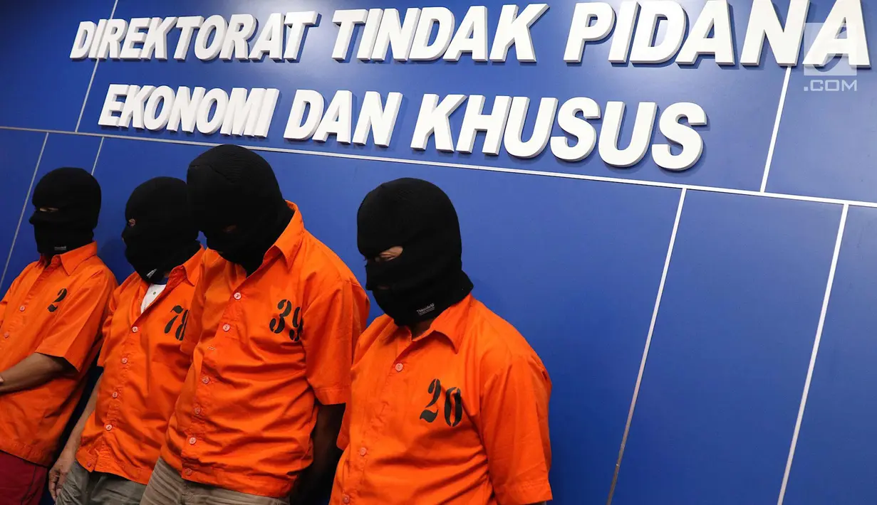 Empat tersangka jaringan uang palsu dihadirkan dalam konferensi pers, Jakarta Rabu (18/4). Petugas mengamankan barang bukti berupa enam lak uang palsu pecahan Rp100ribu, sebuah motor, dan peralatan pembuat uang palsu. (Liputan6.com/Immanuel Antonius)