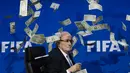 Simon Brodkin melemparkan segepok uang dollar sebagai bentuk protes atas korupsi yang terjadi di tubuh FIFA sebelum dimulainya konferensi pers di kantor FIFA di Zurich., Swiss. (20/7/2015). (AFP PHOTO/FABRICE COFFRINI)