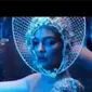 Kylie Jenner pakai headpiece karya desainer Indonesia, Rinaldy Yunardi. (dok. Instagram @rinaldyyunardi/https://www.instagram.com/p/Bv6GHMZjjxr/Putu Elmira)