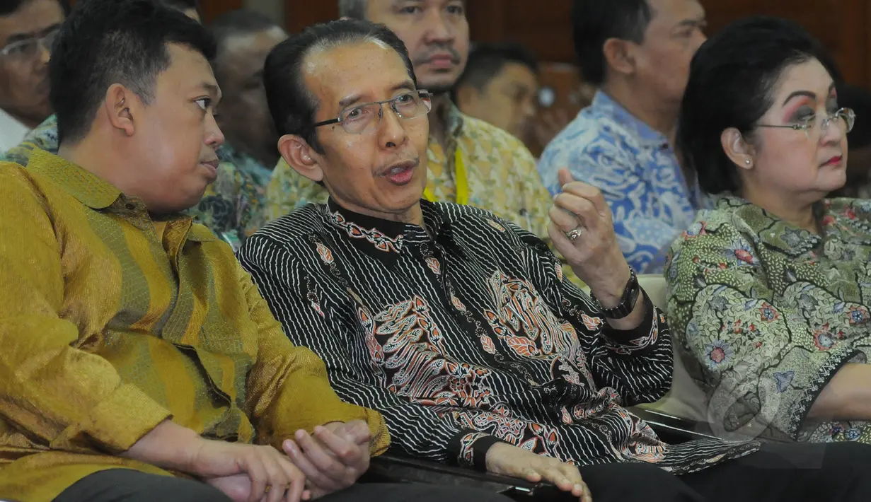 Wakil Ketua KPK Zulkarnain (tengah) dan Kepala BNP2TKI, Nusron Wahid  saat menghadiri MOU kerjasama memberantas korupsi di kantor BNP2TKI, Jakarta, Kamis (19/3/2015). (Liputan6.com/Herman Zakharia)