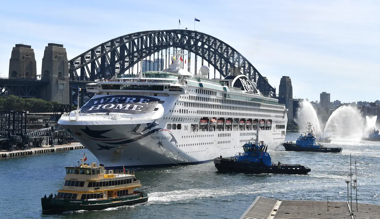 Pacific Explorer berlabuh di terminal penumpang luar negeri di Pelabuhan Sydney ketika otoritas Australia mencabut larangan kapal pesiar setelah relaksasi pembatasan Covid 19, Senin (18/4/2022). Australia mencabut larangan masuk untuk kapal pesiar internasional, mulai 17 April 2022. (SAEED KHAN/AFP)