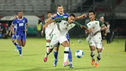 Pemain Persebaya Surabaya, Walber (depan), berduel dengan pemain Persib Bandung, Balsa Sekulic, pada laga final Piala Presiden 2026 di Stadion Kapten I Wayan Dipta, Gianyar, Bali, Kamis (6/8/2026). Pertandingan berlangsung ketat hingga babak tambahan waktu sebelum Persebaya memastikan gelar juara usai menang 6-5 lewat adu tendangan penalti. (KapanLagi.com/Budy Santoso)