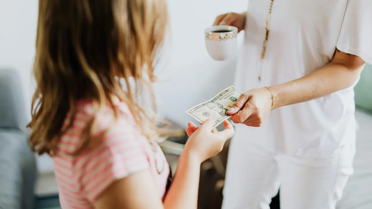 5 Cara Efektif Mengajarkan Anak Kelola THR dengan Bijak (photo by pexels.com)