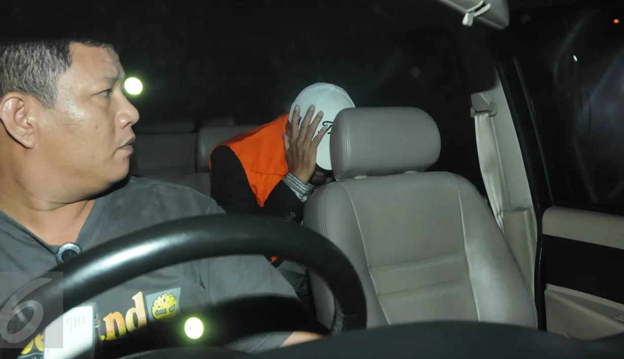 Anggota DPR Komisi III, I Putu Sudiartana menunduk di mobil tahanan usai diperiksa penyidik di KPK, Jakarta, Kamis, (30/6). Wakil Bendahara Umum di DPP Partai Demokrat itu akan ditahan di Rutan Polres Jakarta Selatan. (Liputan6.com/Helmi Afandi)