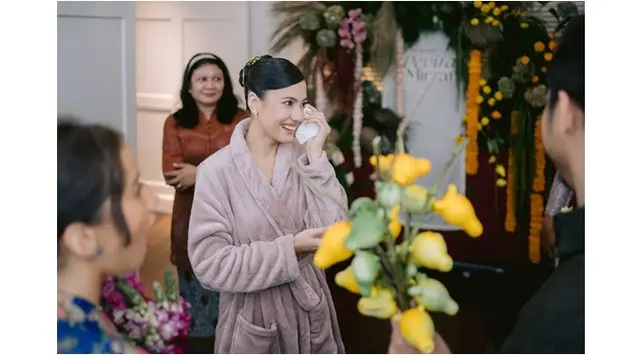 Baru diekspos, ini 6 momen pertunangan Pevita Pearce & Mirzan Meer, sempat dibikin prank buat sahabat