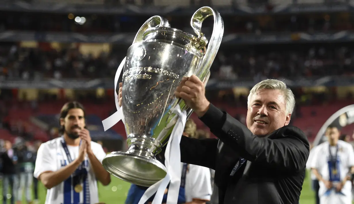 Carlo Ancelotti resmi ditunjuk menggantikan posisi Zinedine Zidane di Real Madrid, 1 Juni 2021. Ini adalah kali kedua ia dipercaya membesut Los Blancos setelah periode pertamanya pada 2013 hingga 2015 lalu. 4 trofi sukses ia persembahkan selama dua tahun tersebut. (AFP/Franck Fife)