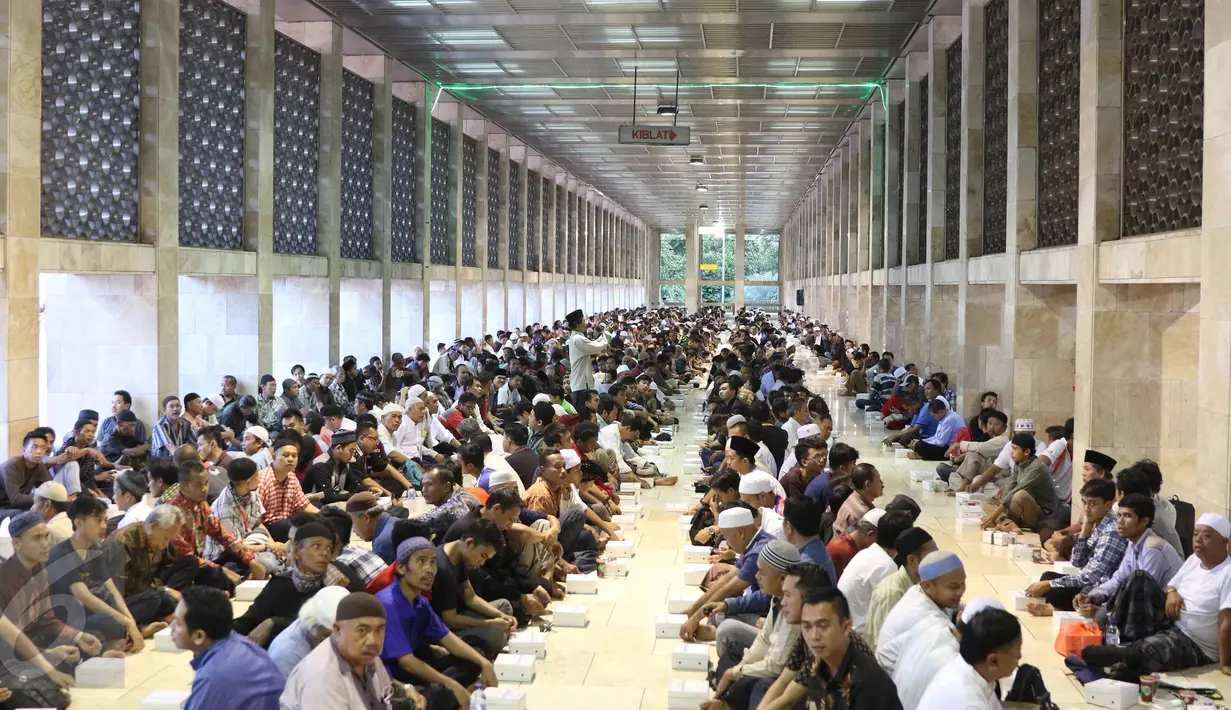 Umat muslim saat menunggu buka puasa di Masjid Istiqlal, Jakarta, Jumat (10/6). Masjid Istiqlal selama sebulan menyediakan 3.000-4.000 boks nasi untuk berbuka puasa. (Liputan6.com/Immanuel Antonius)