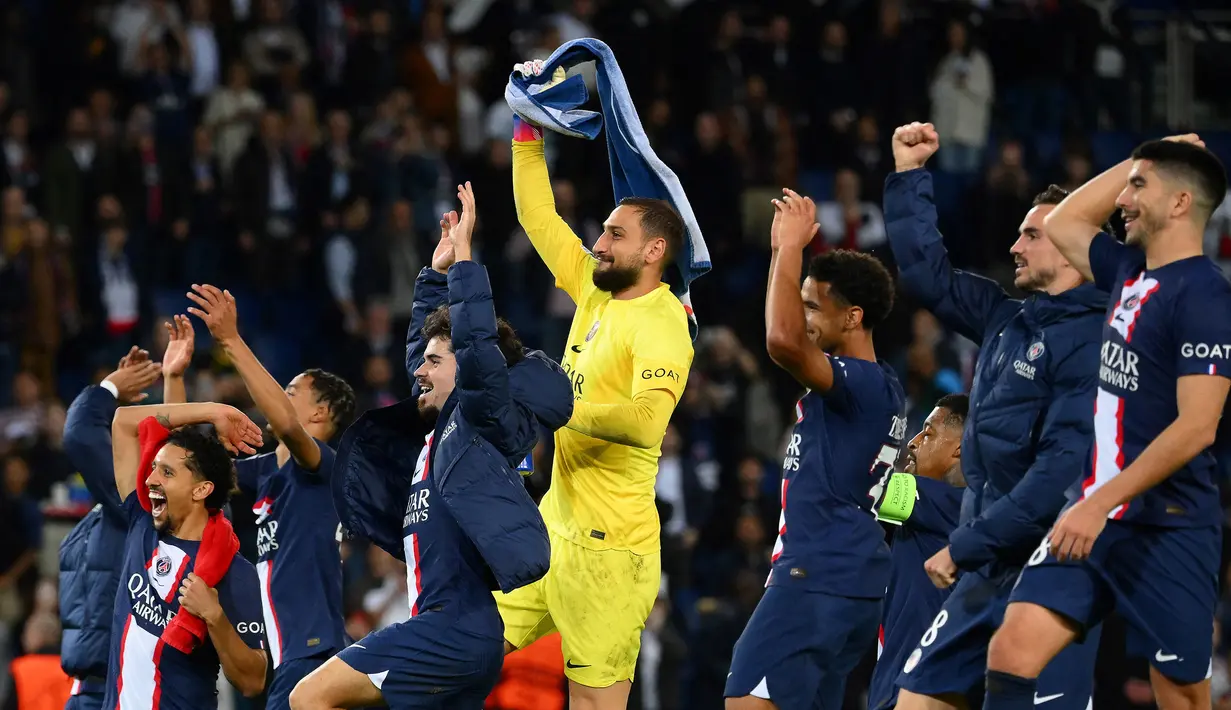 Dengan hasil ini PSG dipastikan lolos ke babak 16 Besar bersama Benfica. Dengan menyisaakn satu laga, keduanya sama-sama mengoleksi 11 poin, namun PSG unggul dalam selsih gol dibanding Benfica. Hasil di laga pamungkas akan menjadi penentuan keduanya untuk memperebutkan posisi juara Grup H. (AFP/Anne-Christine Poujoulat)