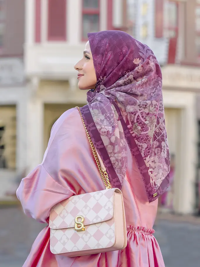 Nuansa Taman Bermain dan Minnie Mouse Diaplikasi Pada Scarf Hingga Tas Buttonscarves & Benang Jarum 