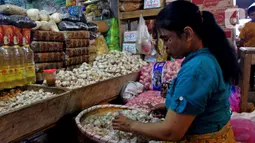 Aktivitas pedagang bawang putih di Pasar Induk Kramatjati, Jakarta Timur, Rabu (5/2/2020). Kelangkaan pasokan bawang putih di dalam negeri diduga imbas dari penghentian impor produk dari China terkait pencegahan penyebaran virus Corona. (merdeka.com/magang/ Muhammad Fayyadh)