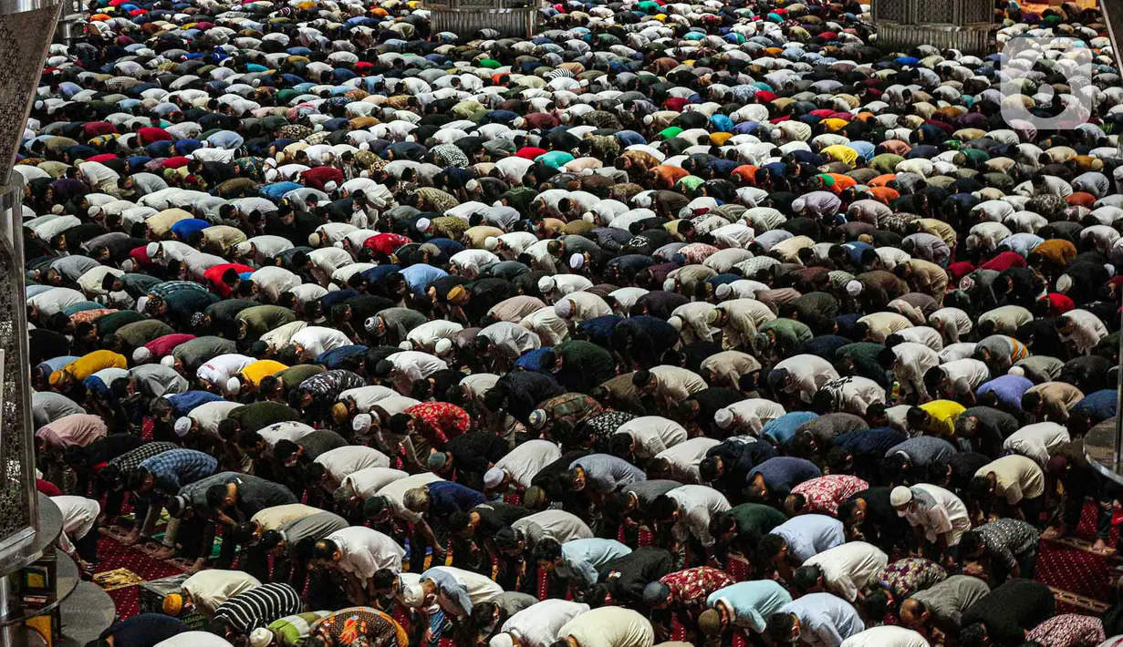 <p>Umat muslim melaksanakan sholat Jumat terakhir pada Ramadhan 1443 H di Masjid Istiqlal, Jakarta, Jumat (29/4/2021). Berdasarkan hisab, Hari Raya Idul Fitri jatuh pada 2 Mei 2022 sementara pelaksanaan rukyatul hilal (melihat posisi bulan) akan dilakukan sehari sebelumnya. (Liputan6.com/Faizal Fanani)</p>