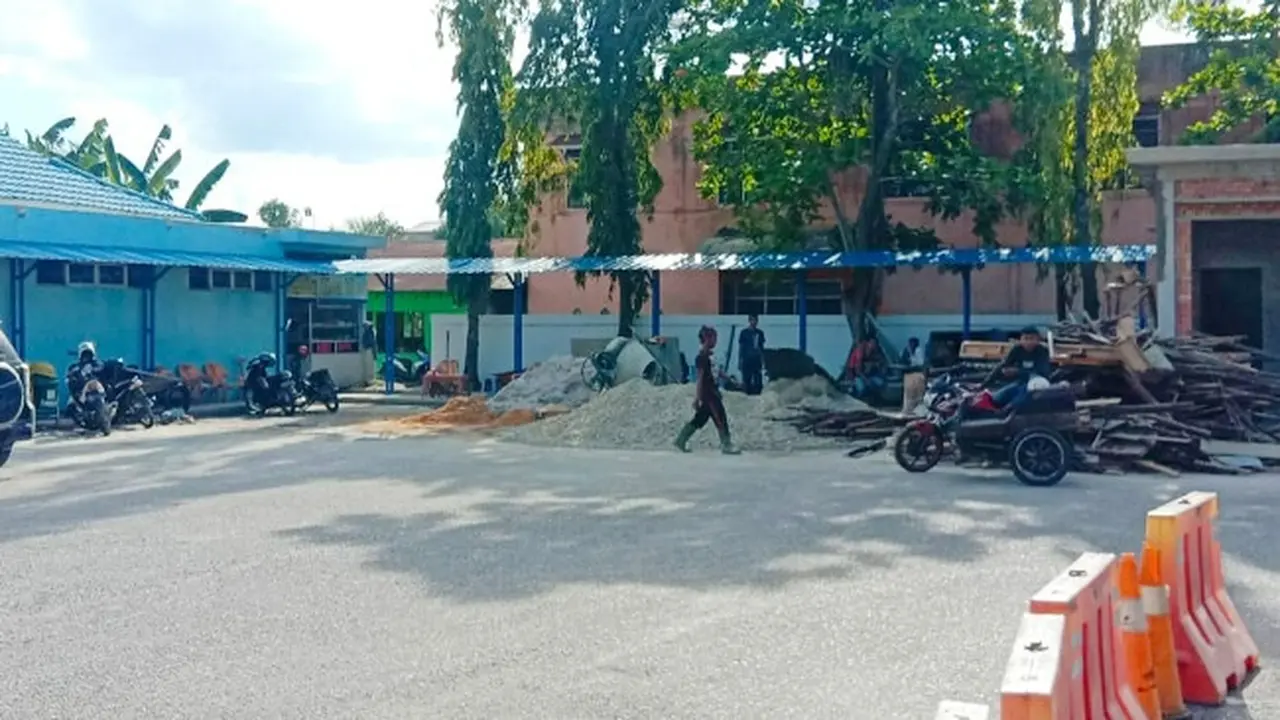 Renovasi terminal Bangkinang, Kabupaten Kampar, yang mendapat sorotan karena diduga tak memakai plang atau papan pengumuman proyek.