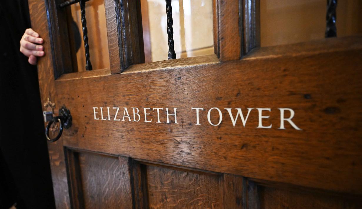 Pintu yang mengarah ke Menara Elizabeth, yang lebih dikenal dengan nama Big Ben, dibuka lebar di dalam Gedung Parlemen London pada 22 Oktober 2025. (Justin TALLIS/AFP)
