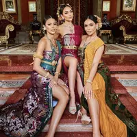 R'Bonney, Andreina, dan Gabriella tampil dengan baju adat Bali dengan gaya off shoulder dan bawahan kain songket dengan model slit. @missuniverse_id