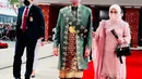 Jelang HUT RI ke-77, Presiden Jokowi memilih mengenakan pakaian adat Bangka Belitung. Dengan nuansa hijau, pakaian adat ini memiliki motif pucuk rebung. Pakaian adat yang dikenakan Jokowi lengkap dengan kain tenun dan aksesori kepala berwarna emas.(Sekretariat Presiden)