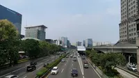 Sejumlah kendaraan melaju di kawasan Tol Dalam Kota Cikoko, Kecamatan Pancoran, Jakarta Selatan dalam kondisi cuaca cerah. (Antara)