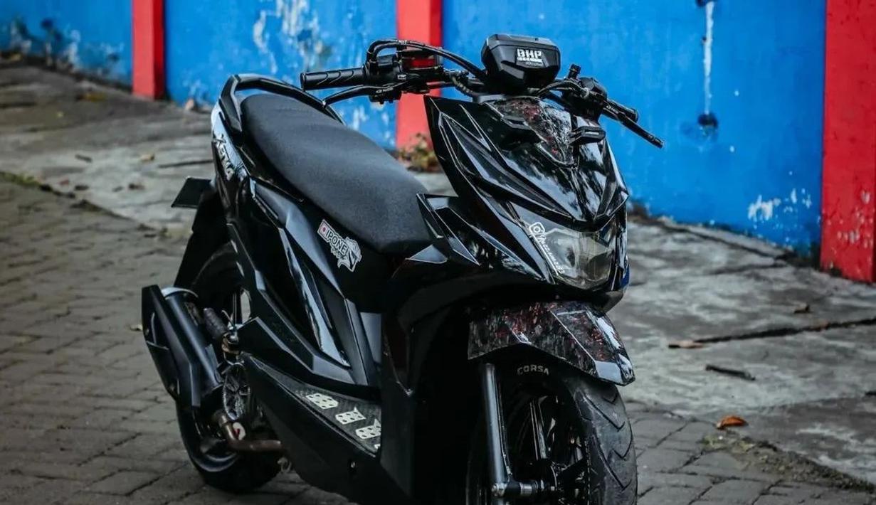 Honda BeAT bertampang misterius dan angker ini didominasi oleh warna hitam di sekujur tubuhnya. Warnaa hitam yang ada dipadukan dengan detail panel berbahan forged carbon. Tampangnya kian agresif berkat setang model drop head kepunyaan BeAT Street. (Source: Instagram/@nazz.anazz13)