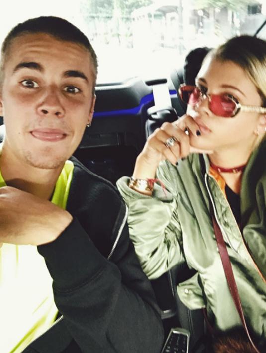 Justin Bieber daN Sofia Richie saat bercanda di dalam mobil, Jepang. Hubungan Justin Bieber dan Sofia Richie tidak mendapatkan restu dari penggemar. Para penggemar mengungkapkan rasa kesalnya terhadap pelantun lagu 'Purpose' ini. (Instagram/sofiarichie)