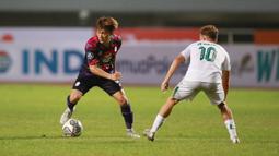 Pemain RANS Nusantara FC, Mitsuru Maruoka (kiri) berusaha melewati hadangan pemain PSS Sleman, Ze Valente dalam laga pekan ke-2 BRI Liga 1 2022/2023 antara RANS Nusantara FC melawan PSS Sleman di Stadion Pakansari, Bogor, Jumat (29/7/2022) malam WIB. (Bola.com/M Iqbal Ichsan)