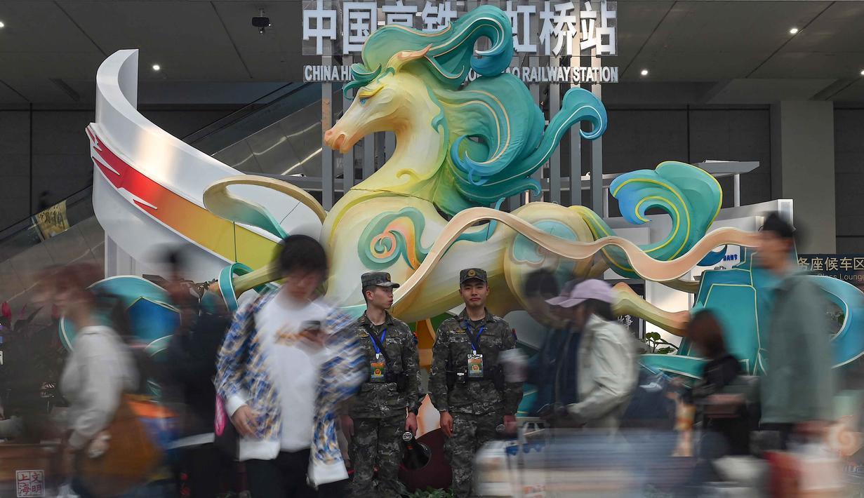 Biasanya para buruh memanfaatkan momen ini untuk menyampaikan aspirasi maupun tuntutan terkait pekerjaan mereka dengan melakukan aksi unjuk rasa. Tampak dalam foto, petugas polisi paramiliter berjaga di Stasiun Kereta Api Shanghai Hongqiao, Shanghai, Tiongkok, Kamis 30 April 2026, menjelang libur Hari Buruh yang dimulai pada 1 Mei. (JADE GAO/AFP)