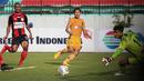 Pemain Bhayangkara FC, Adam Alis Setyano (tengah) mencetak gol pertama ke gawang Persipura Jayapura dalam laga pekan ke-15 BRI Liga 1 2021/2022 di Stadion Moch. Soebroto, Magelang, Kamis (02/12/2021). (Bola.com/Bagaskara Lazuardi)