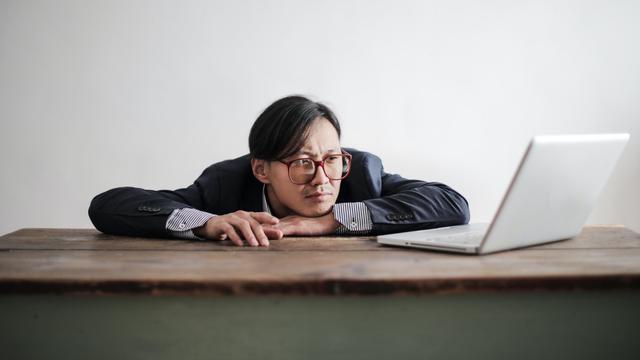 Ilustrasi karyawan malas